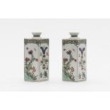 CHINE. Paire de vases bouteilles en porcelaine de la famille verte, Samson, 19e si&#232;cle