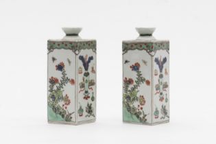 CHINE. Paire de vases bouteilles en porcelaine de la famille verte, Samson, 19e si&#232;cle