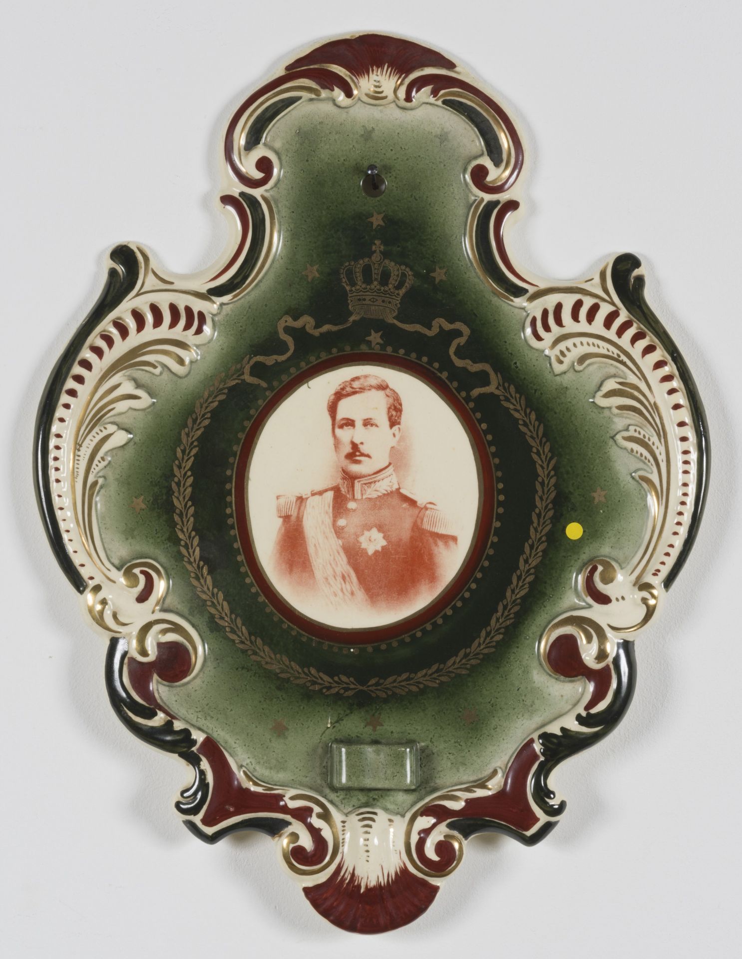 Paire de plaques en porcelaine aux portraits du Roi et de la Reine des belges
