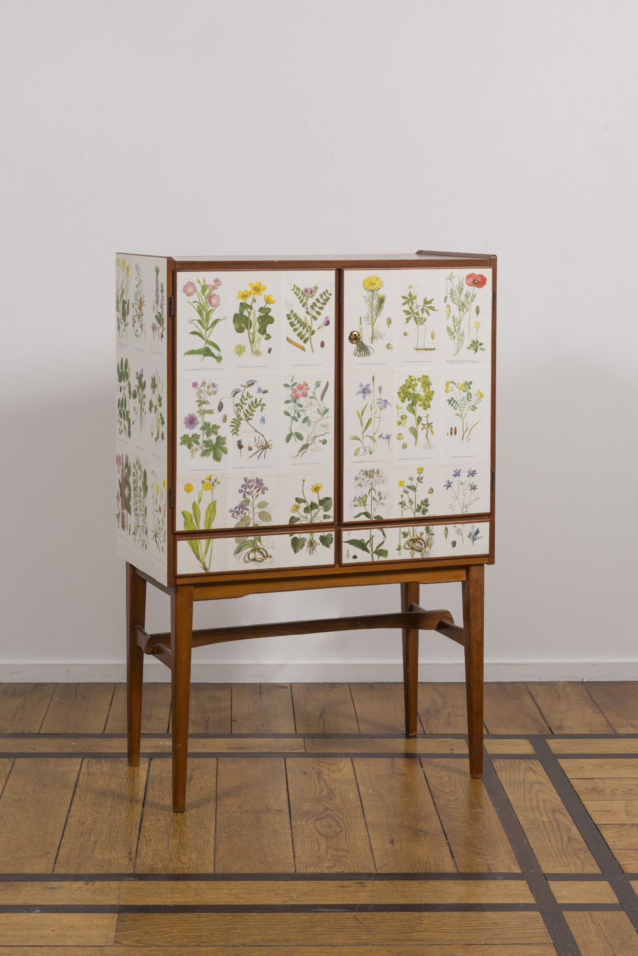 DANS LE GOUT DES PRODUCTIONS DE JOSEF FRANK (1885-1967) Bar en bois, placage de bois et papier p...