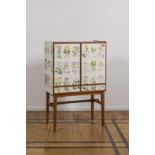 DANS LE GOUT DES PRODUCTIONS DE JOSEF FRANK (1885-1967) Bar en bois, placage de bois et papier p...