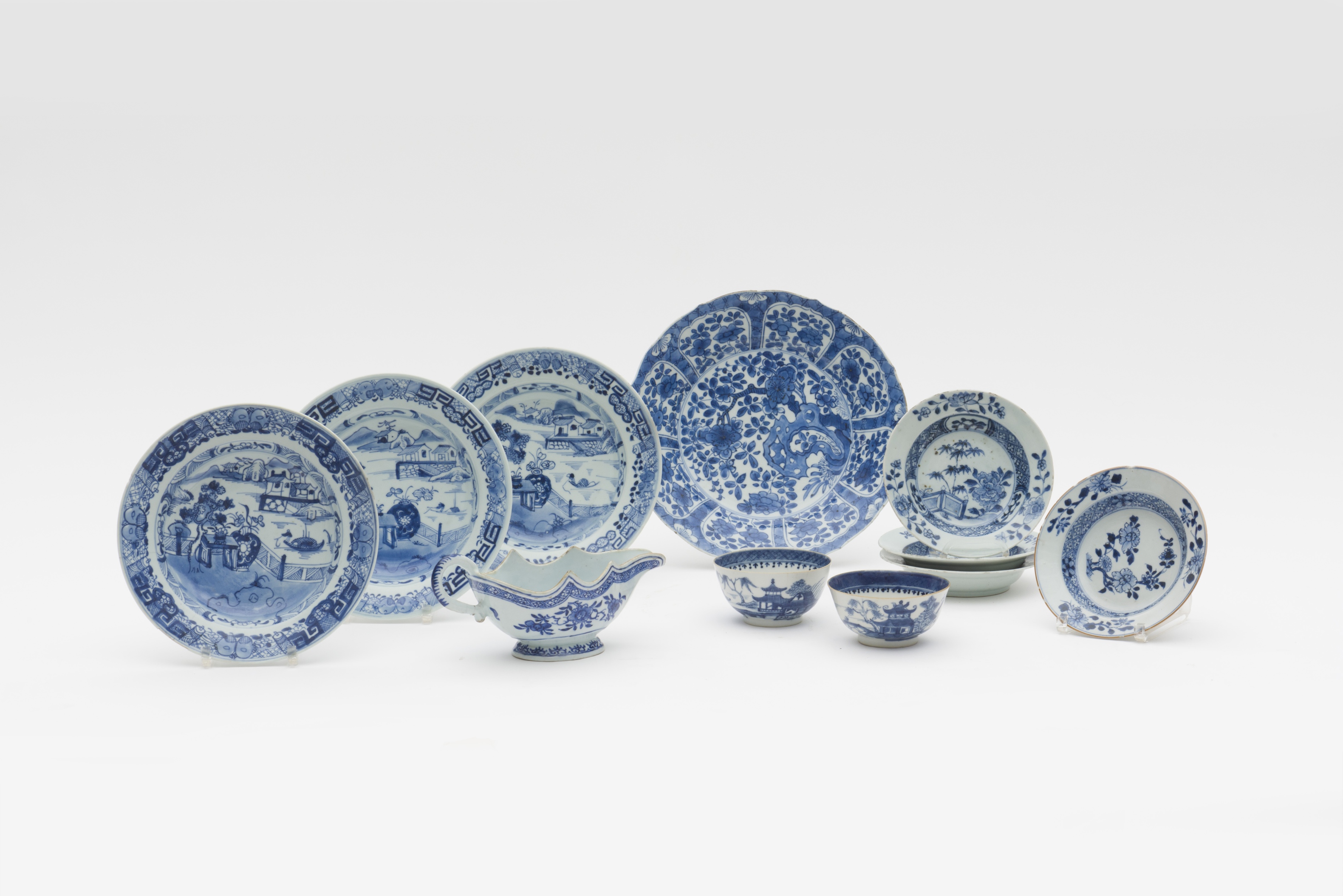 CHINE. Ensemble en porcelaine, comprenant un grand plat, trois assiettes creuses, quatre petites...