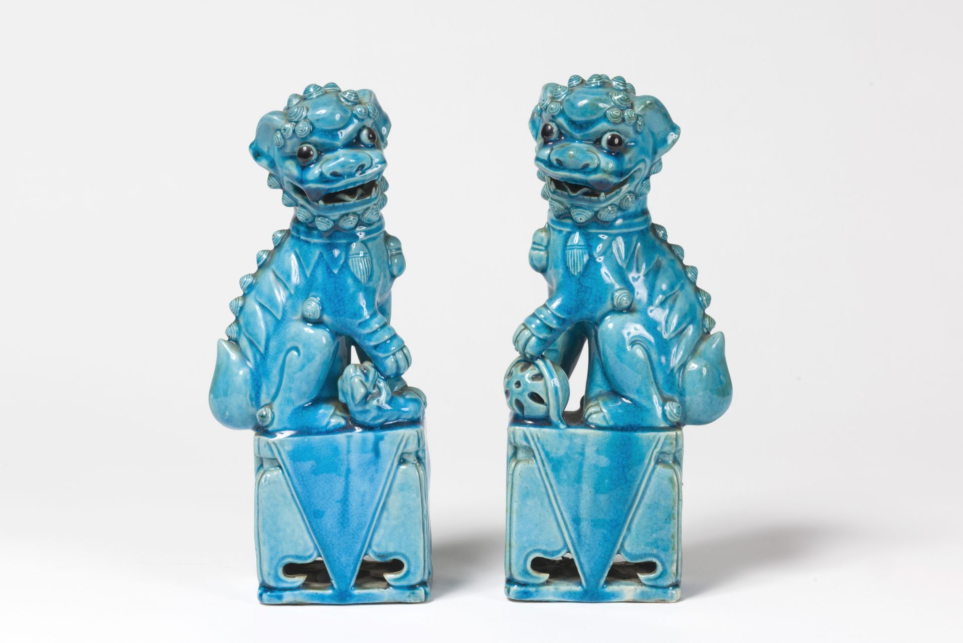 CHINE. Paire de larges chiens de F&#244; en porcelaine &#233;maill&#233; turquoise. 19e/20e si&#...