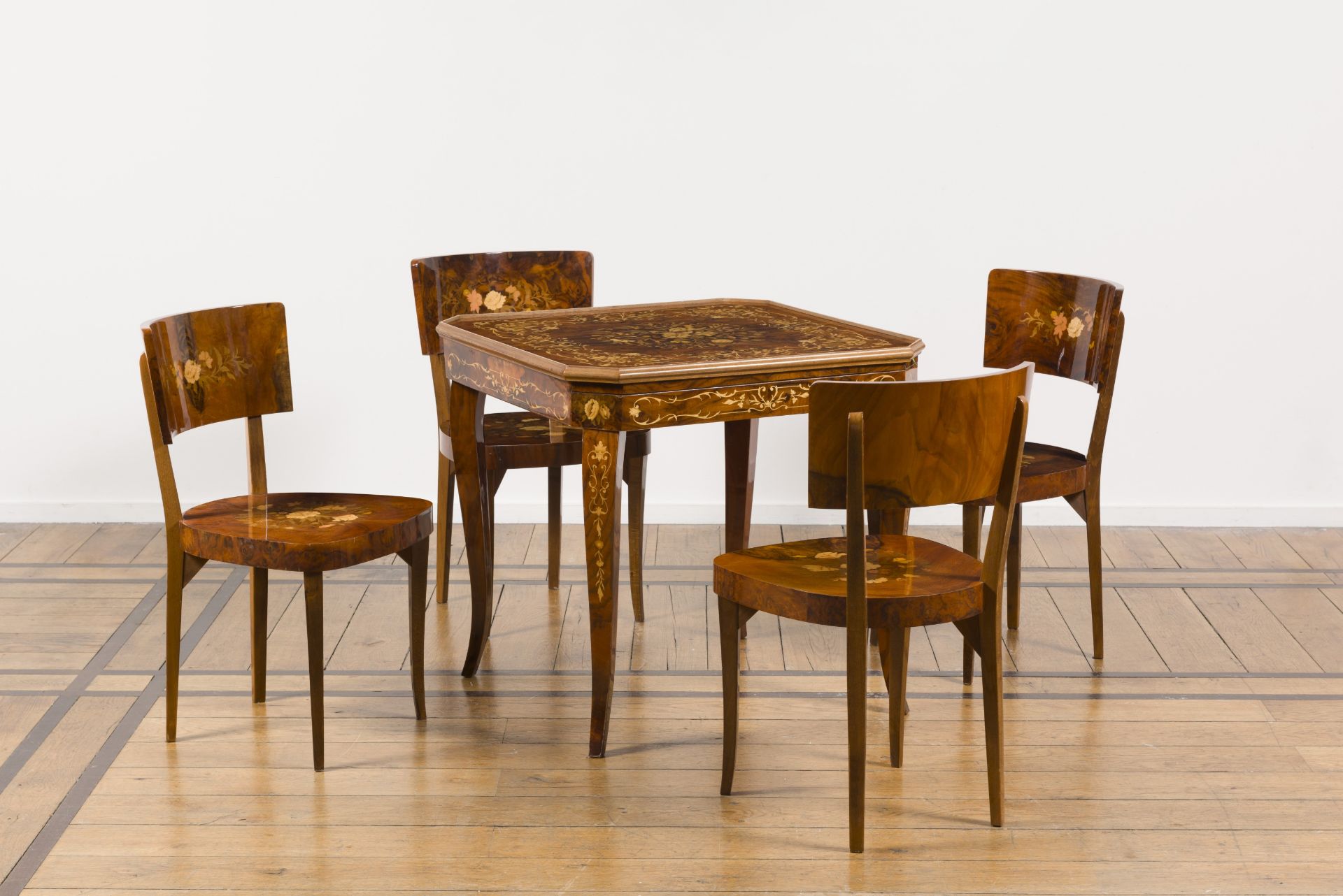 Table &#224; jeu et ses quatre chaises en bois et marqueterie, circa 1990