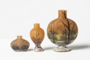 DAUM NANCY Ensemble de trois vases en verre multicouche d&#233;gag&#233; &#224; l'acide, circa 1900