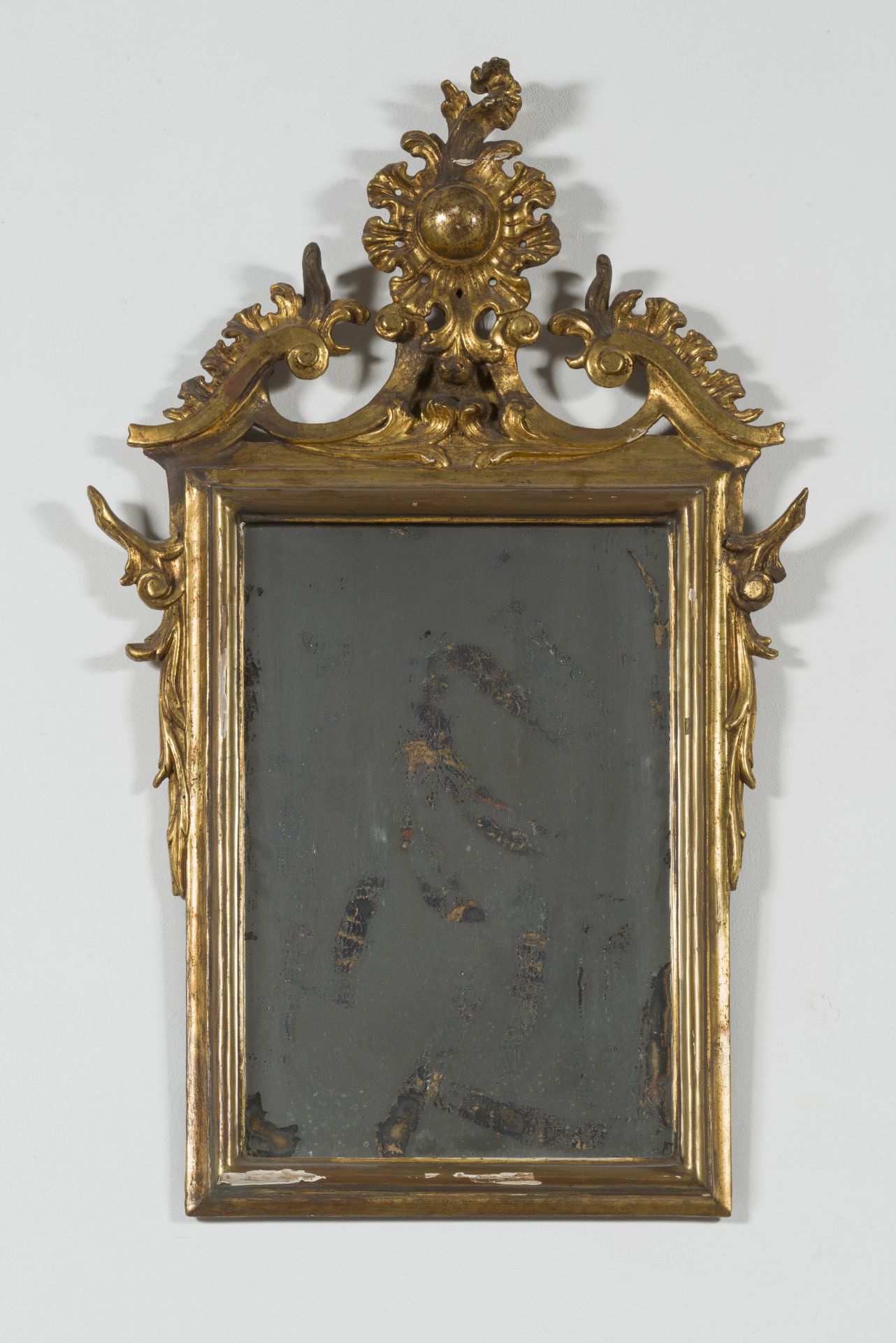 Miroir en bois stuqu&#233; et dor&#233;. Style Rocaille. Italie, 19e si&#232;cle