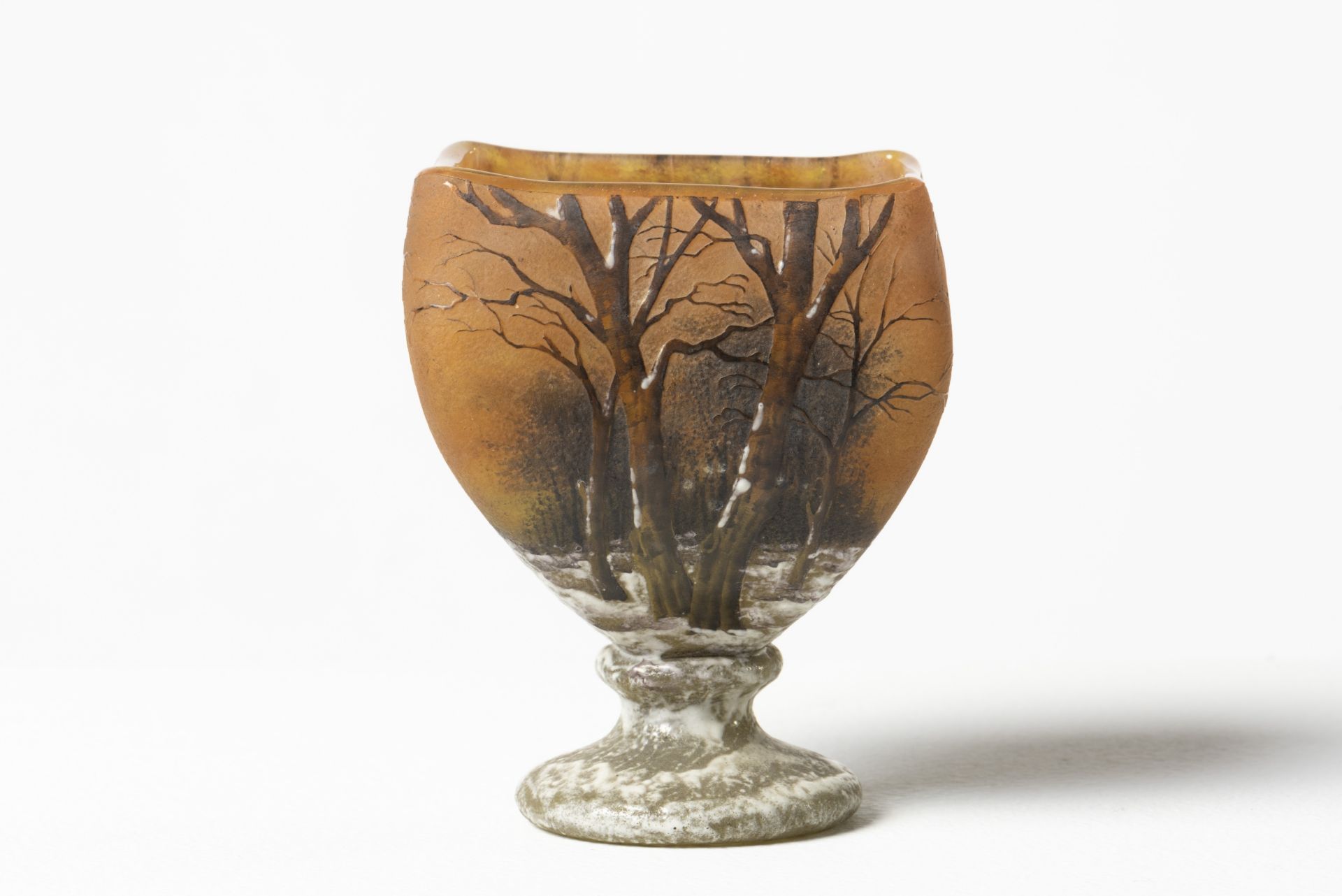 DAUM NANCY Coupe en verre multicouche d&#233;gag&#233; &#224; l'acide, circa 1900