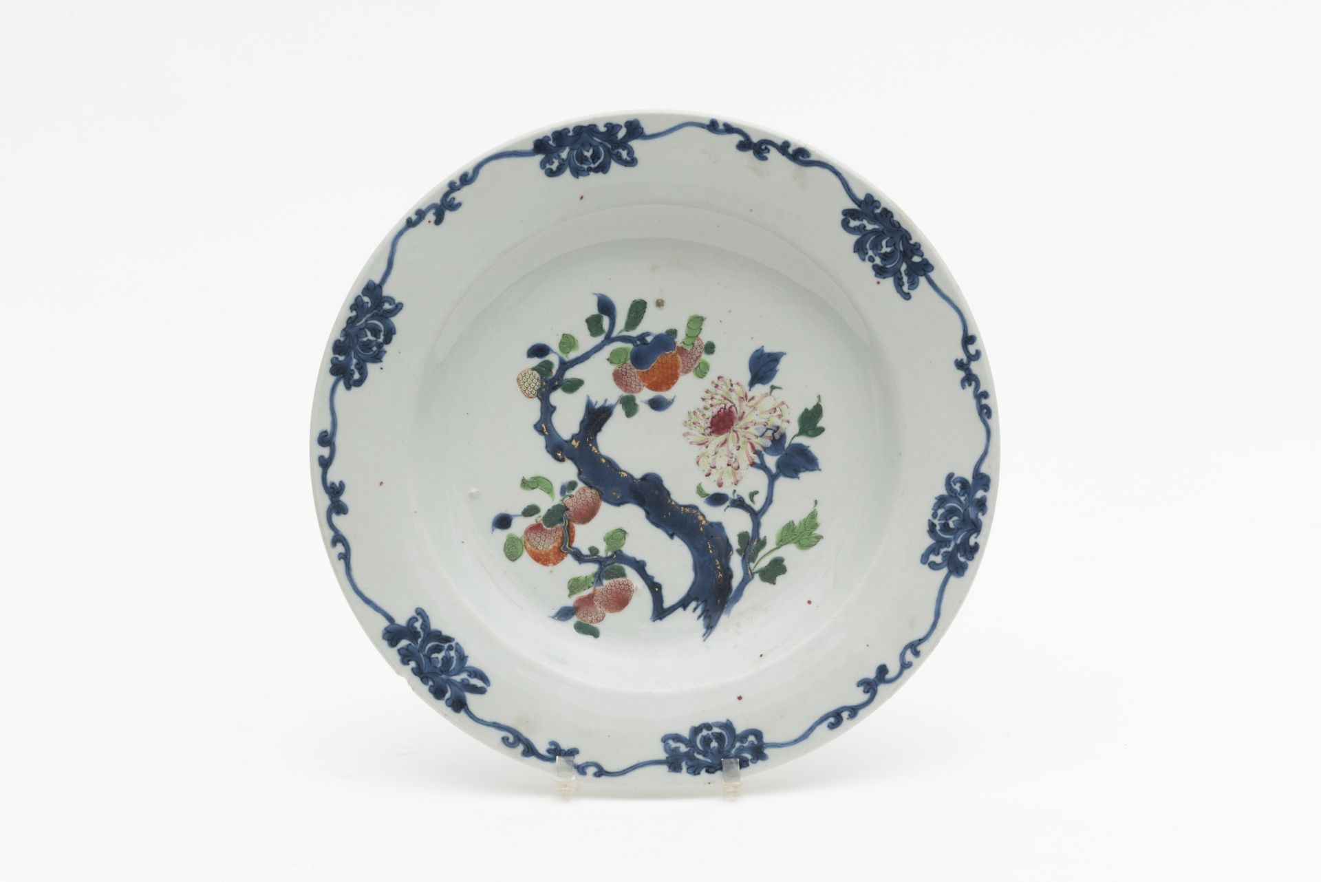 CHINE. Grand plat en porcelaine de la famille rose, vers 1750