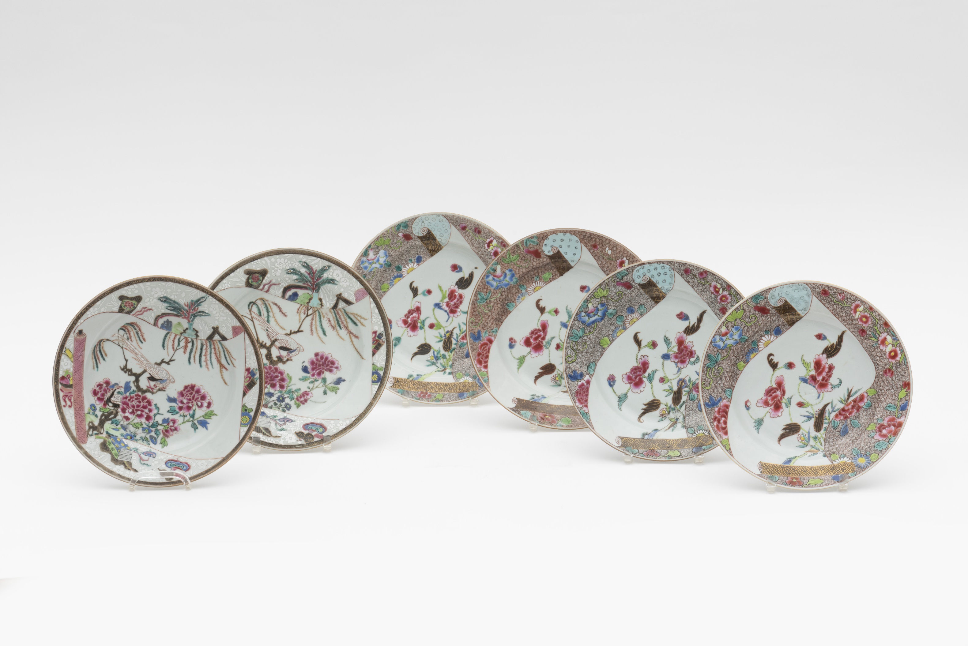 CHINE. Suite de six assiettes en porcelaine, 18e si&#232;cle