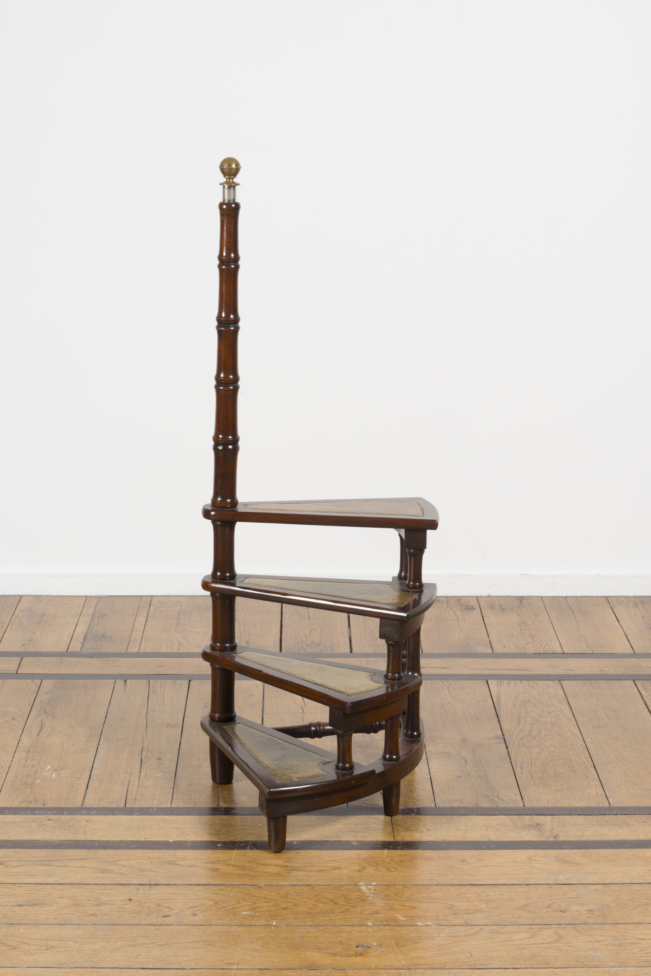 Escalier de biblioth&#232;que en bois sculpt&#233; et laiton, Angleterre, 20e si&#232;cle