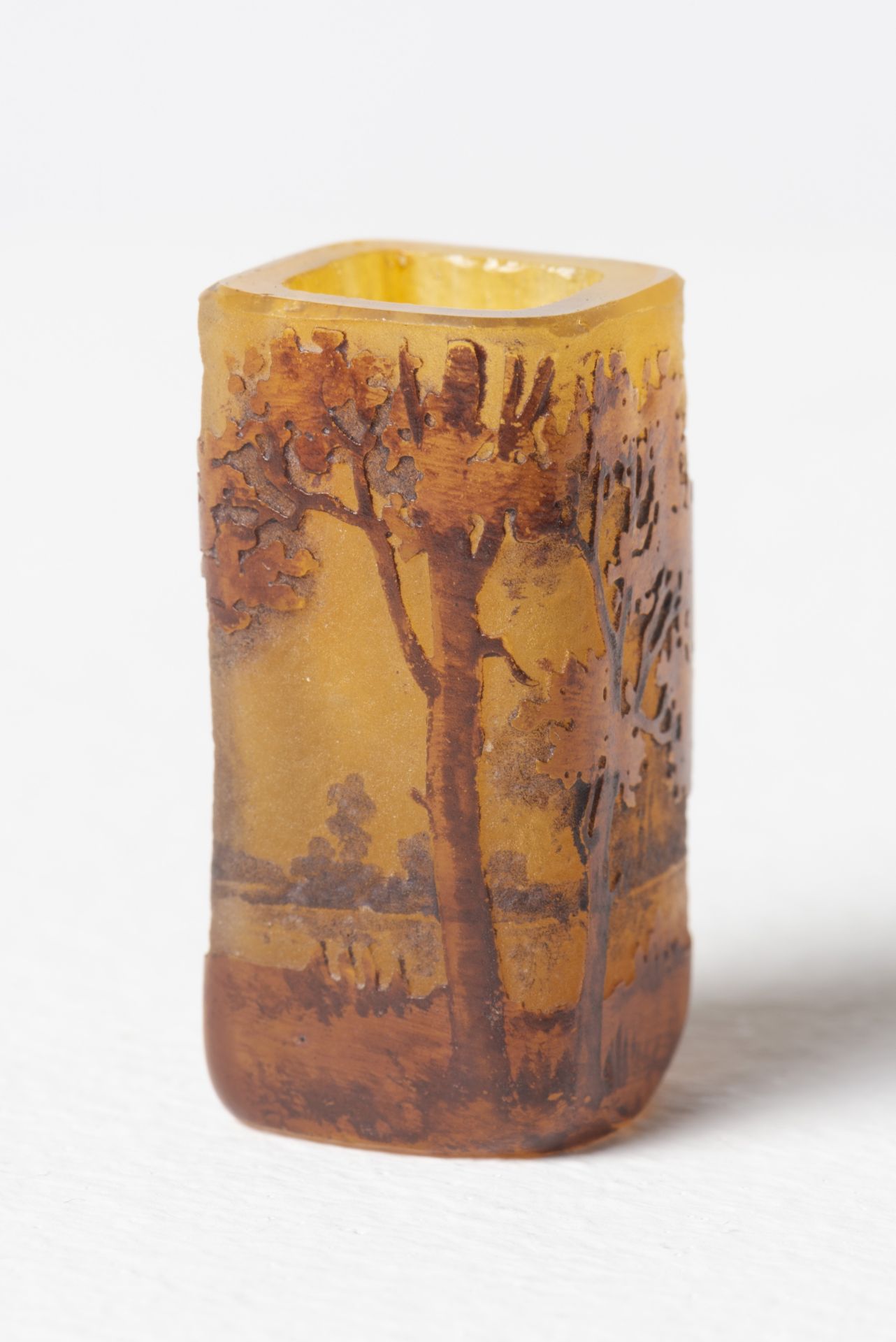 DAUM NANCY Vase miniature en verre multicouche d&#233;gag&#233; &#224; l'acide, circa 1900