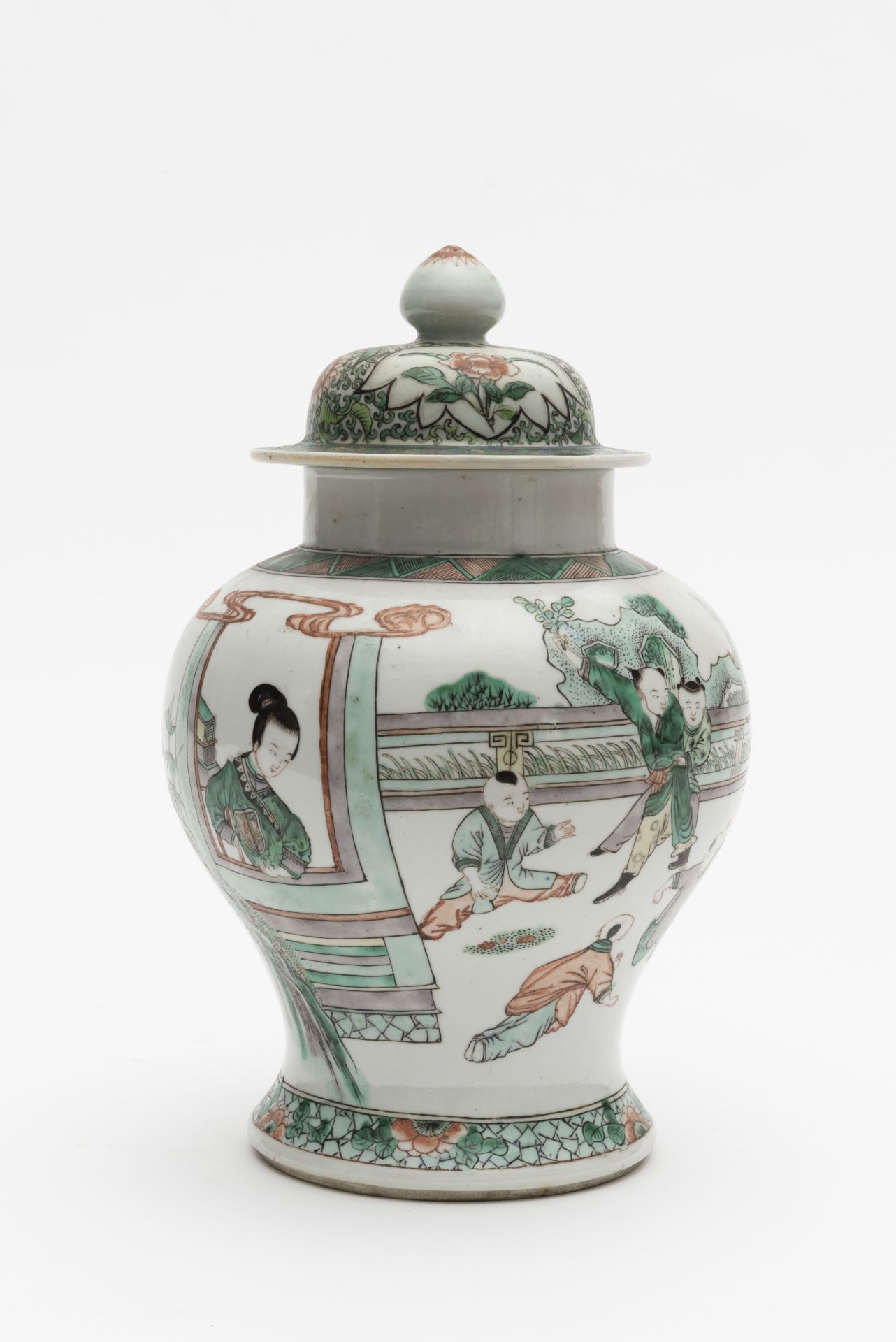 CHINE. Grande jarre balustre en porcelaine de la famille verte et couvercle, 19e si&#232;cle