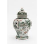 CHINE. Grande jarre balustre en porcelaine de la famille verte et couvercle, 19e si&#232;cle