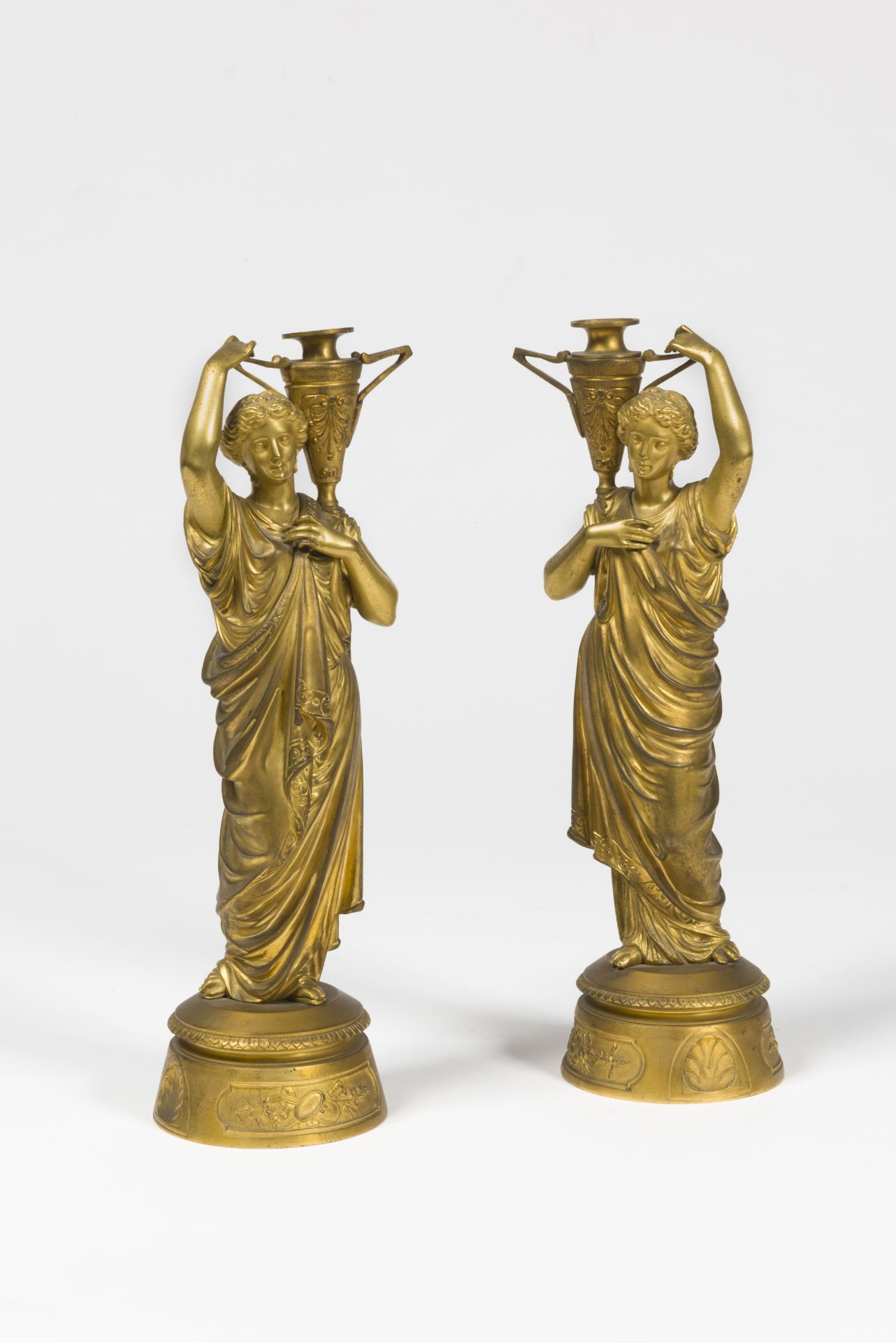 Paire de porteuses d'eau en bronze dor&#233;, 19e si&#232;cle