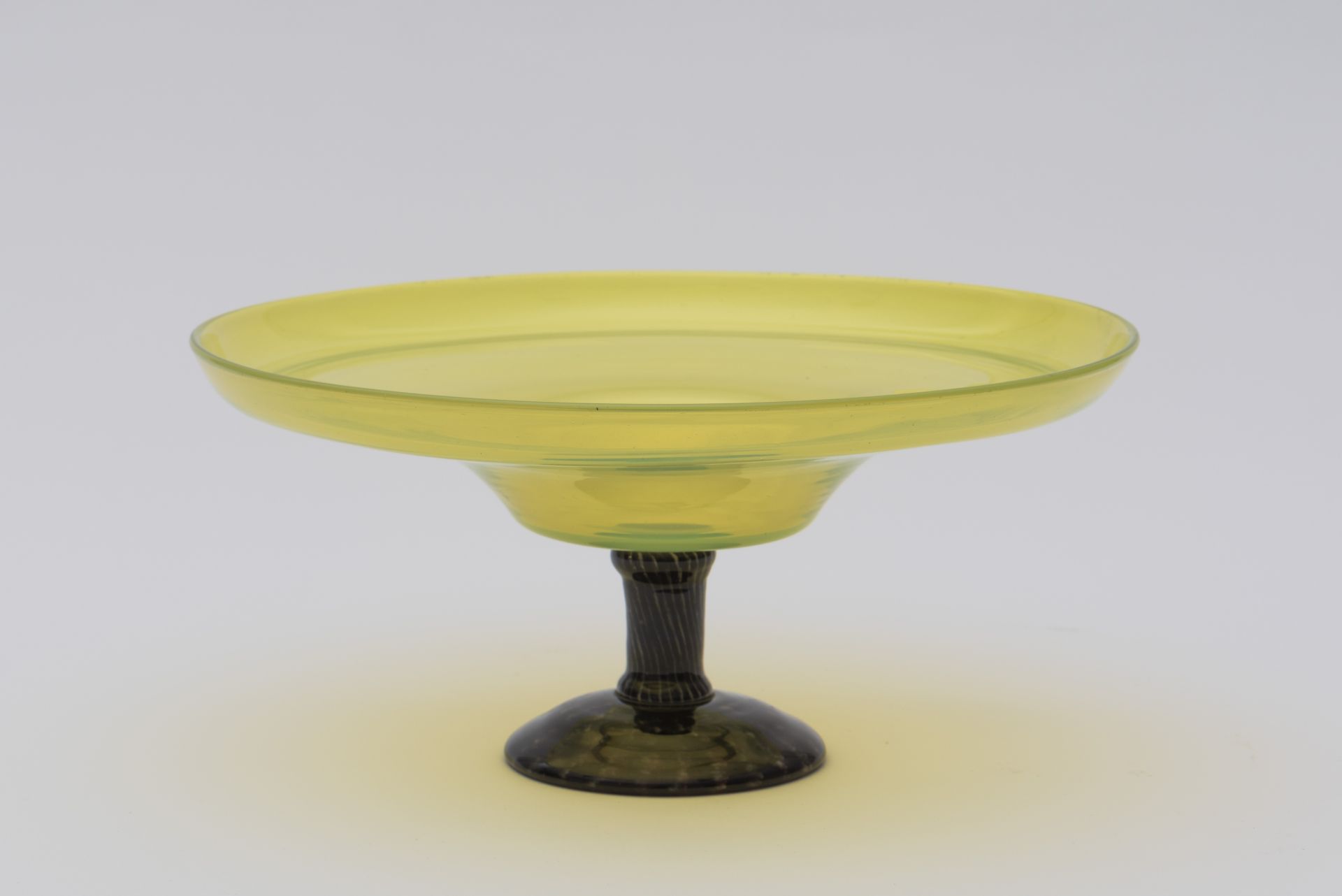 CHARLES SCHNEIDER (1881-1953) Coupe de la s&#233;rie dite 'bijou' en verre jasp&#233; brillant. ...