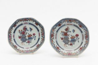 CHINE. Paire d'assiettes octogonales en porcelaine, vers 1750