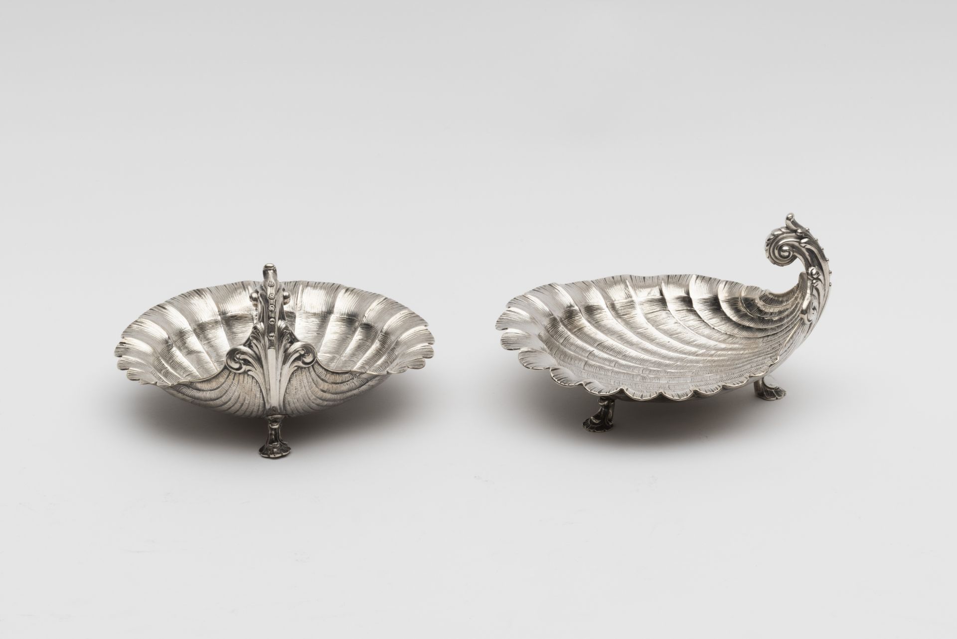 Paire de grandes coupes de forme coquille en argent 800&#176;/&#176;&#176;