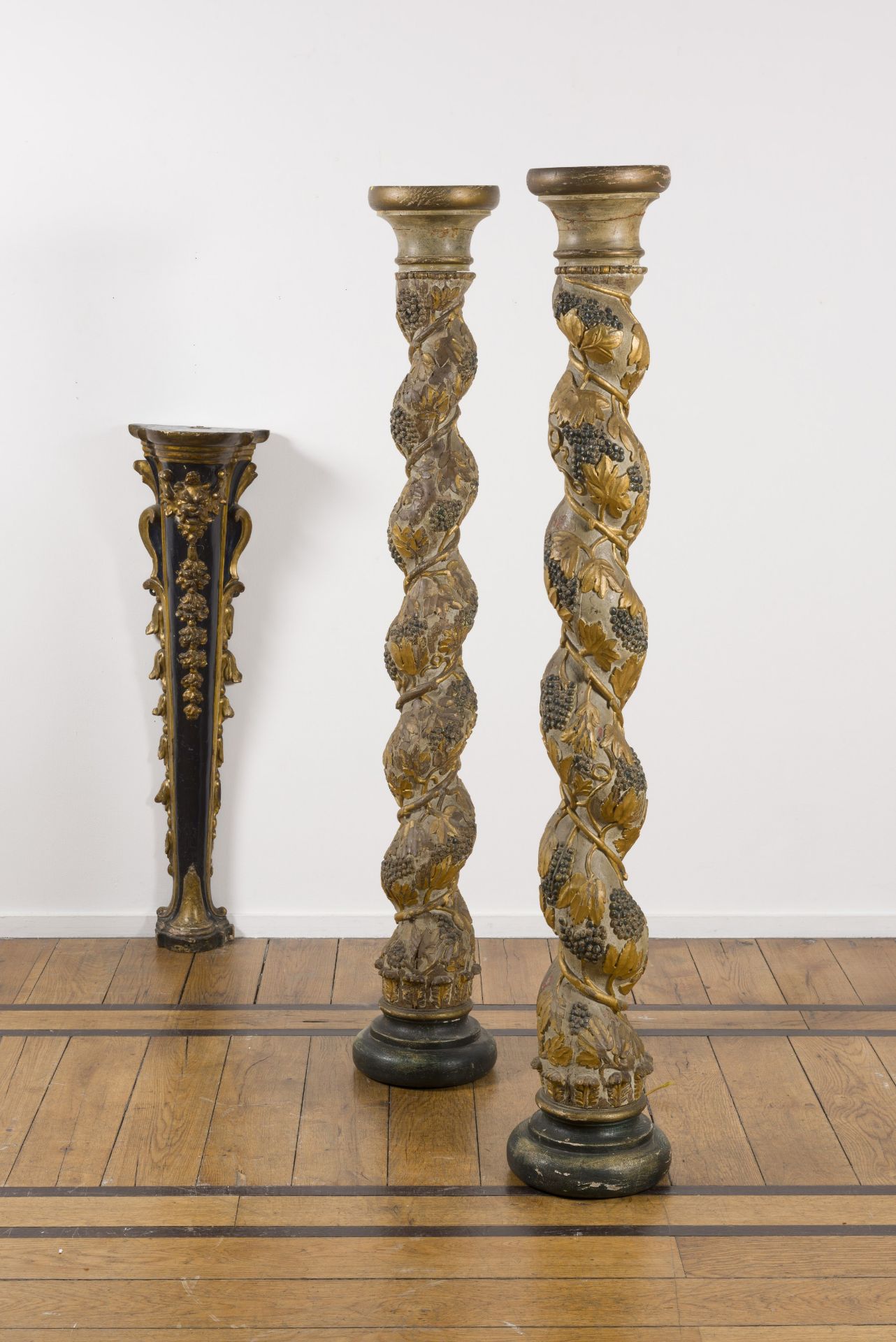 Paire de colonnes salomoniques en bois sculpt&#233;, 18e si&#232;cle