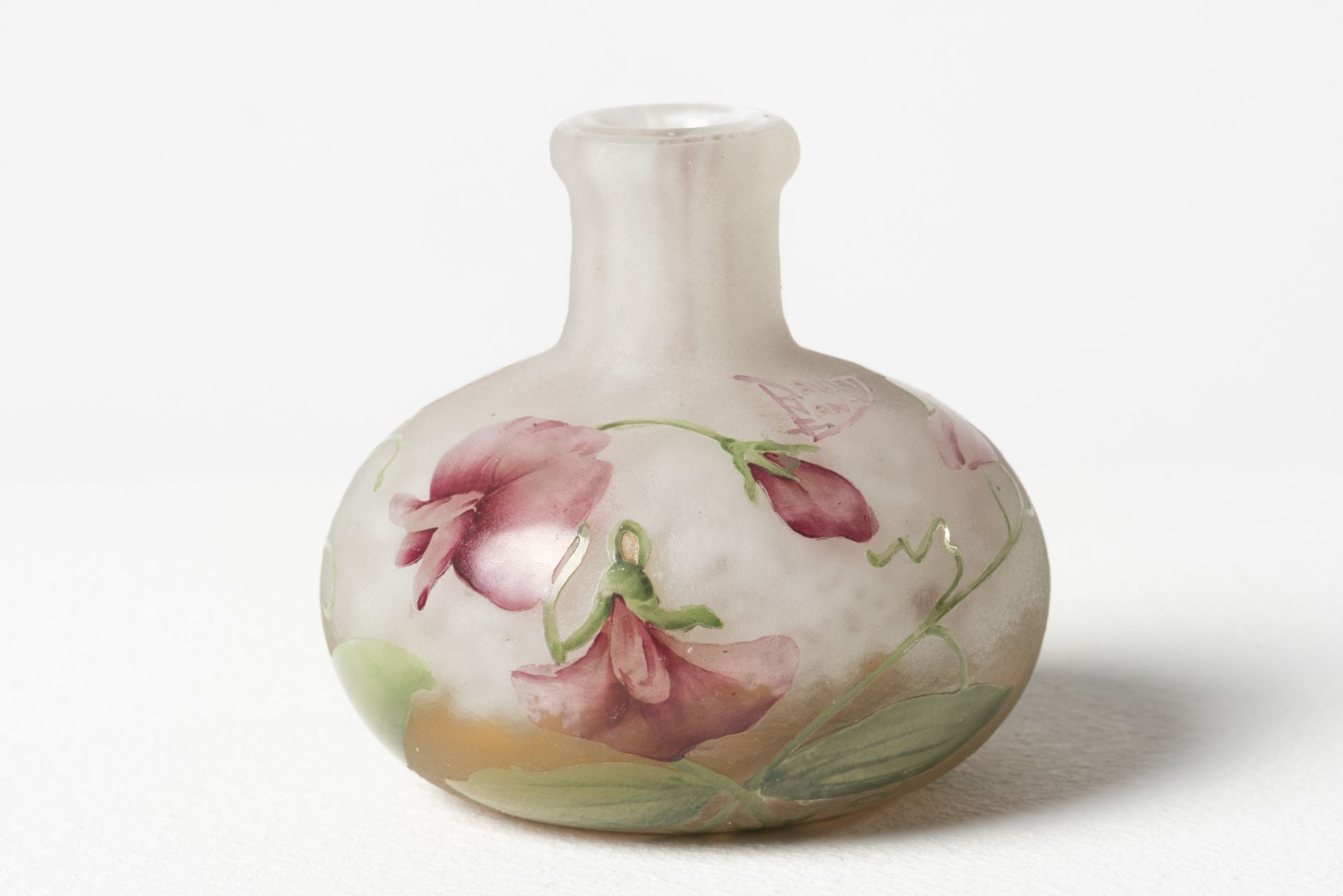 DAUM NANCY Vase en verre multicouche d&#233;gag&#233; &#224; l'acide, circa 1905