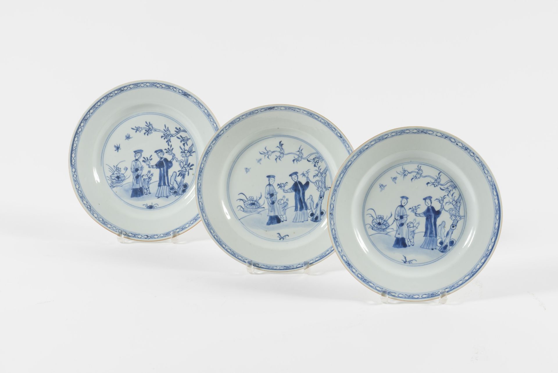 CHINE. Suite de trois assiettes en porcelaine bleue et blanche, vers 1740