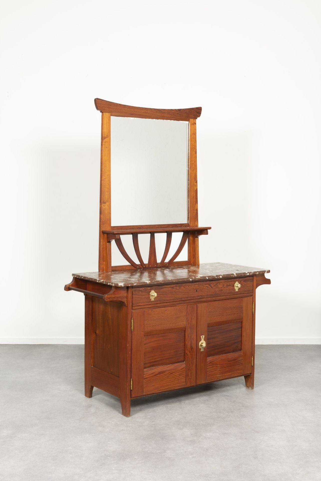 GUSTAVE SERRURIER BOVY (1858-1910) Coiffeuse - table de toilette en pitchpin, mod. Campagne, 1902
