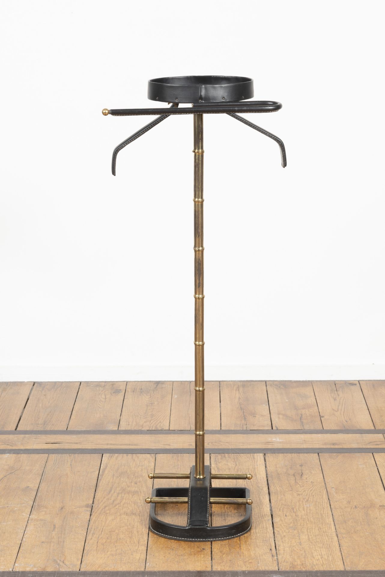 JACQUES ADNET (1900-1984) Valet de nuit en laiton dor&#233; et cuir, circa 1950