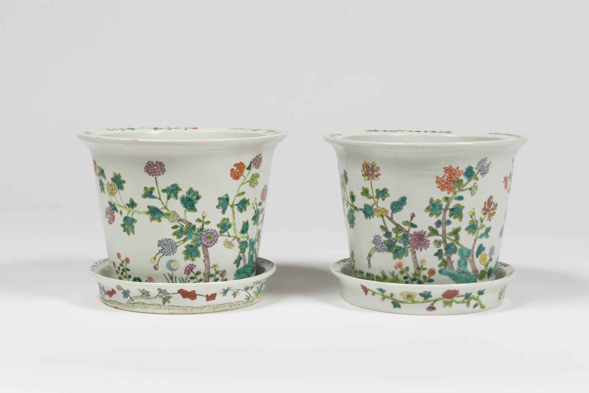 CHINE. Paire de jardini&#232;res en porcelaine de la famille rose, moderne