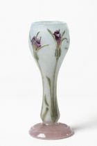 DAUM NANCY Petit vase en verre multicouche d&#233;gag&#233; &#224; l'acide, circa 1905