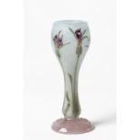 DAUM NANCY Petit vase en verre multicouche d&#233;gag&#233; &#224; l'acide, circa 1905