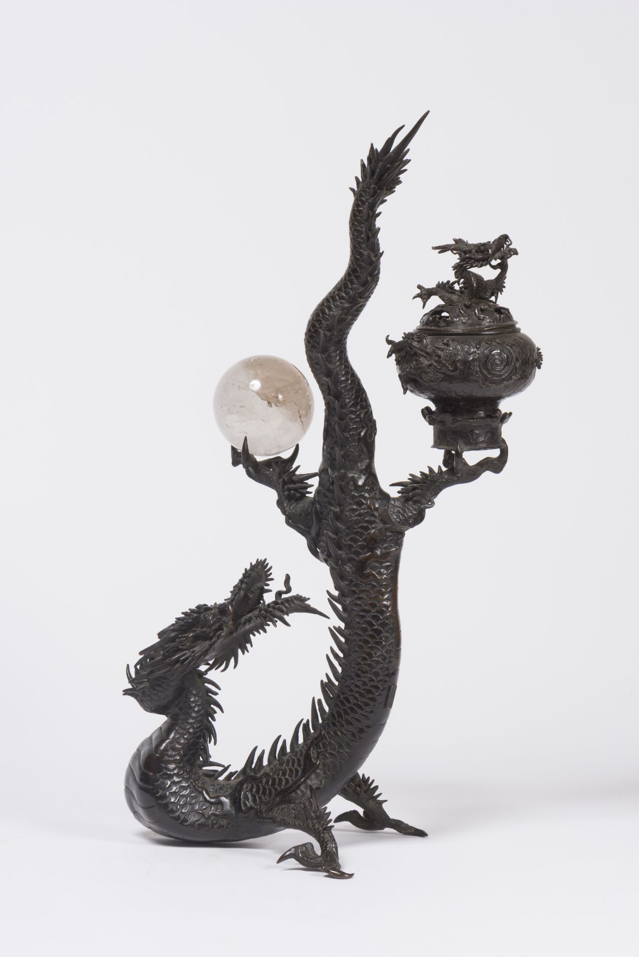 JAPON. Important br&#251;le-parfum formant un dragon en bronze. Meji, 19e si&#232;cle
