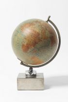 Globe terrestre lumineux, &#224; structure m&#233;tallique chrom&#233;, circa 1940