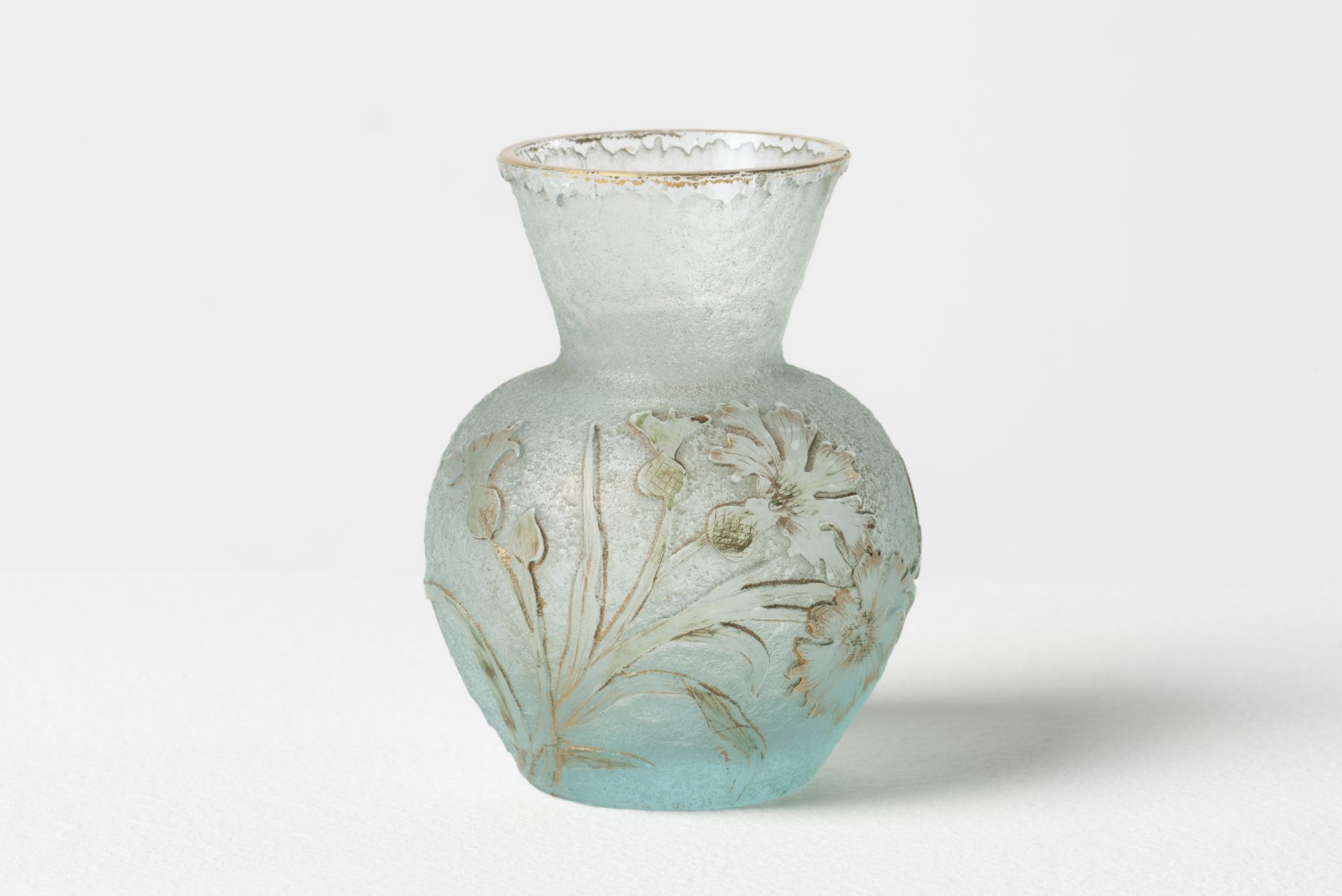 ATTRIBUE A DAUM Vase en verre multicouche d&#233;gag&#233; &#224; l'acide, circa 1905