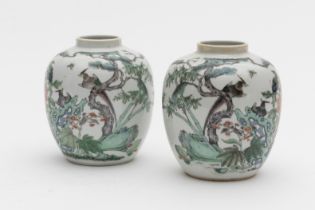 CHINE. Paire de petites jarres en porcelaine de la famille verte, 19e si&#232;cle