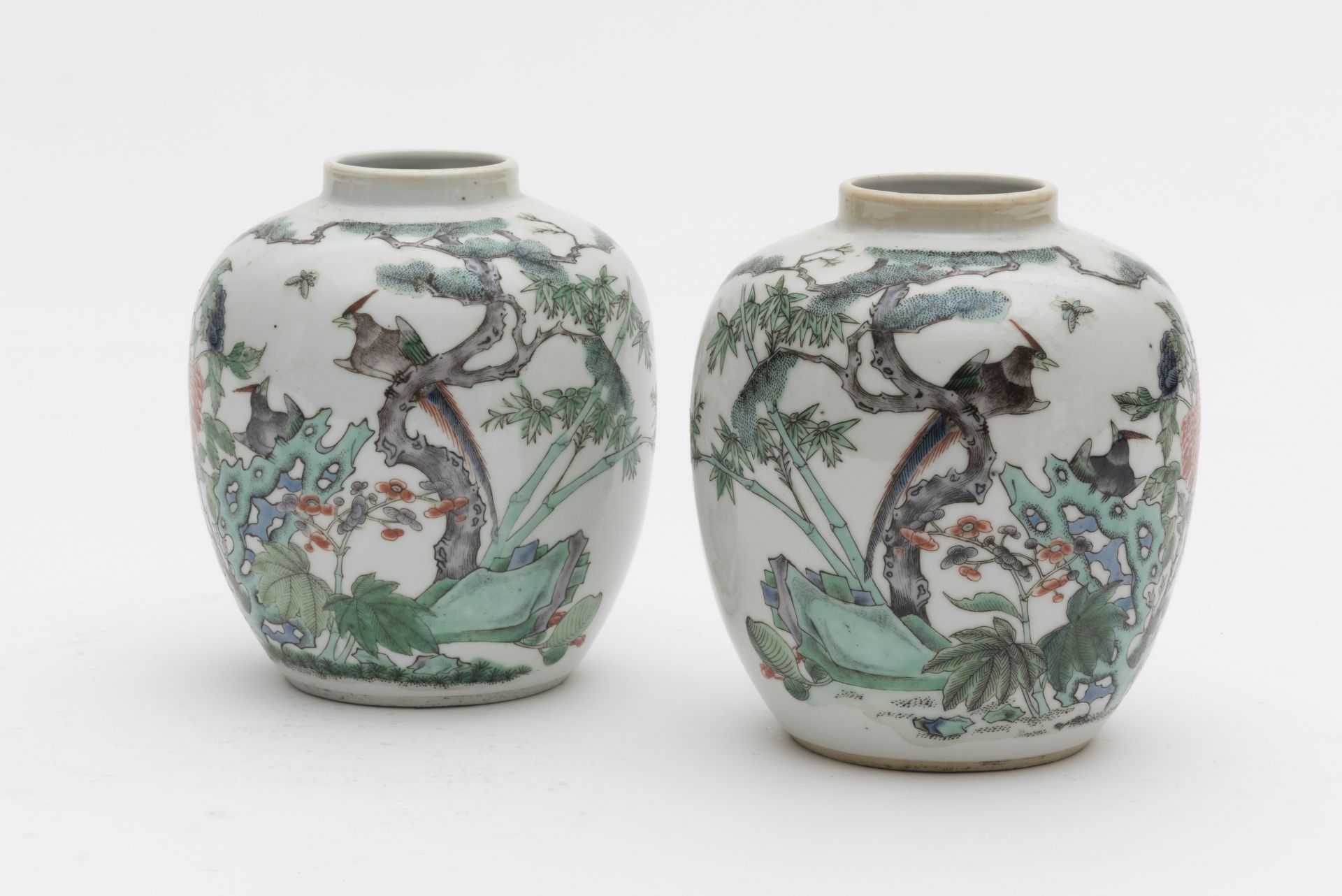 CHINE. Paire de petites jarres en porcelaine de la famille verte, 19e si&#232;cle