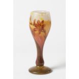 DAUM NANCY Petit vase en verre multicouche d&#233;gag&#233; &#224; l'acide, circa 1905