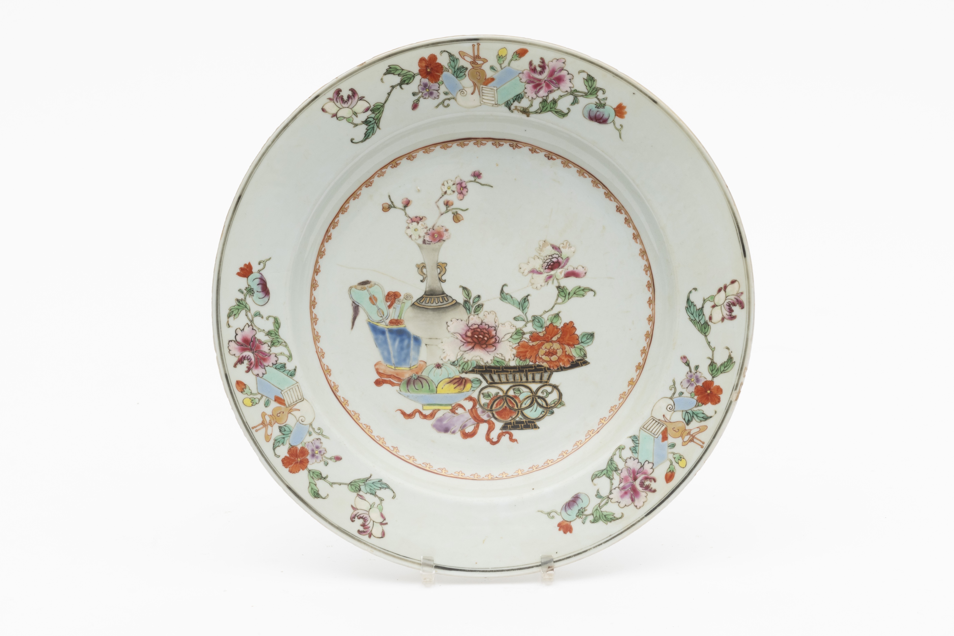 CHINE. Grand plat en porcelaine de la famille rose, 18e si&#232;cle