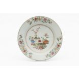 CHINE. Grand plat en porcelaine de la famille rose, 18e si&#232;cle