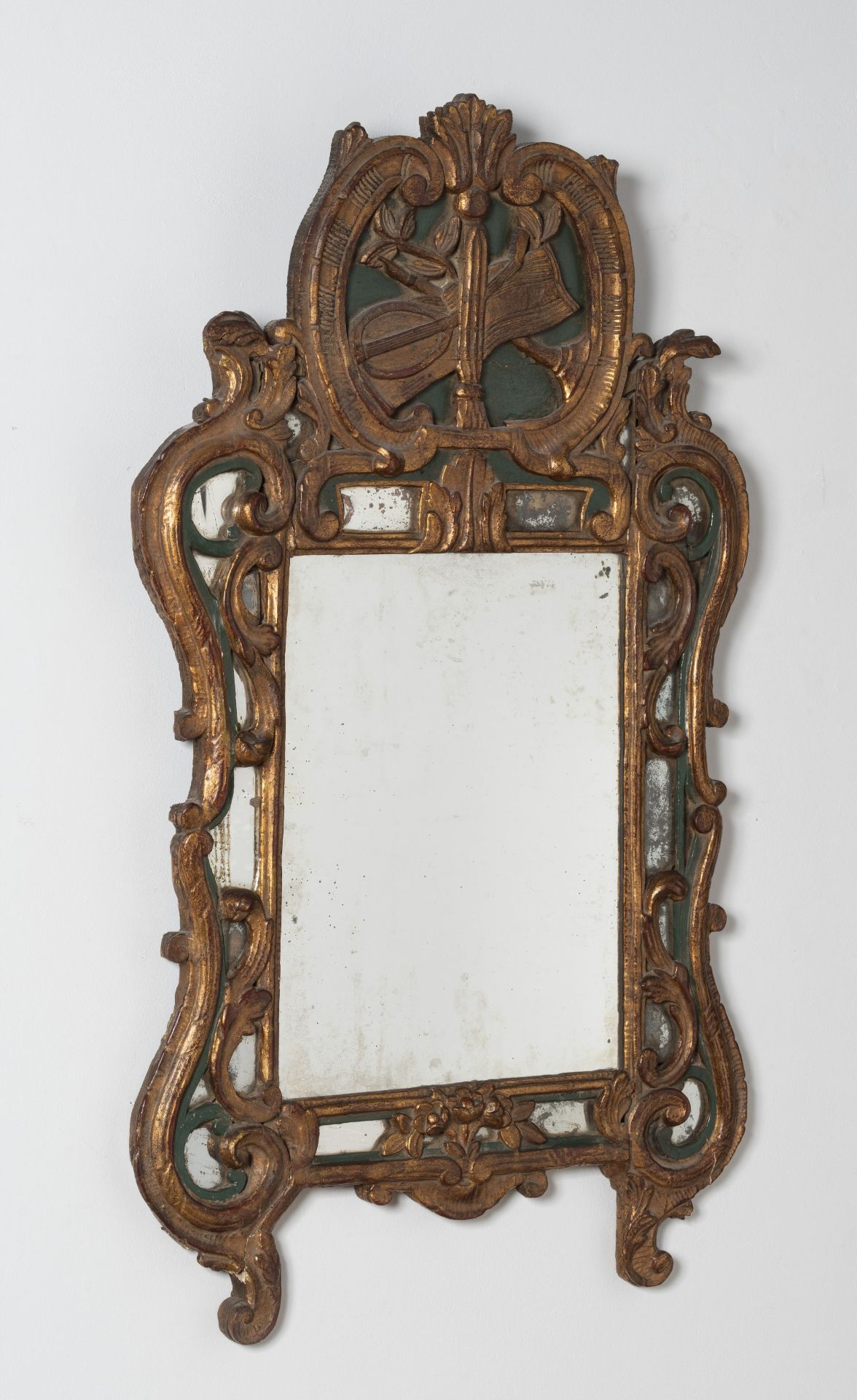 Miroir &#224; parecloses en bois sculpt&#233; et dor&#233;, &#233;poque R&#233;gence, 18e si&#23...