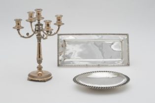 Ensemble en argent et argent sterling comprenant un chandelier, une coupe et un plateau.