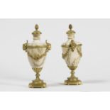 Paire de cassolettes en marbre et bronze dor&#233;. Style Louis XVI, 19e si&#232;cle