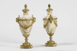 Paire de cassolettes en marbre et bronze dor&#233;. Style Louis XVI, 19e si&#232;cle