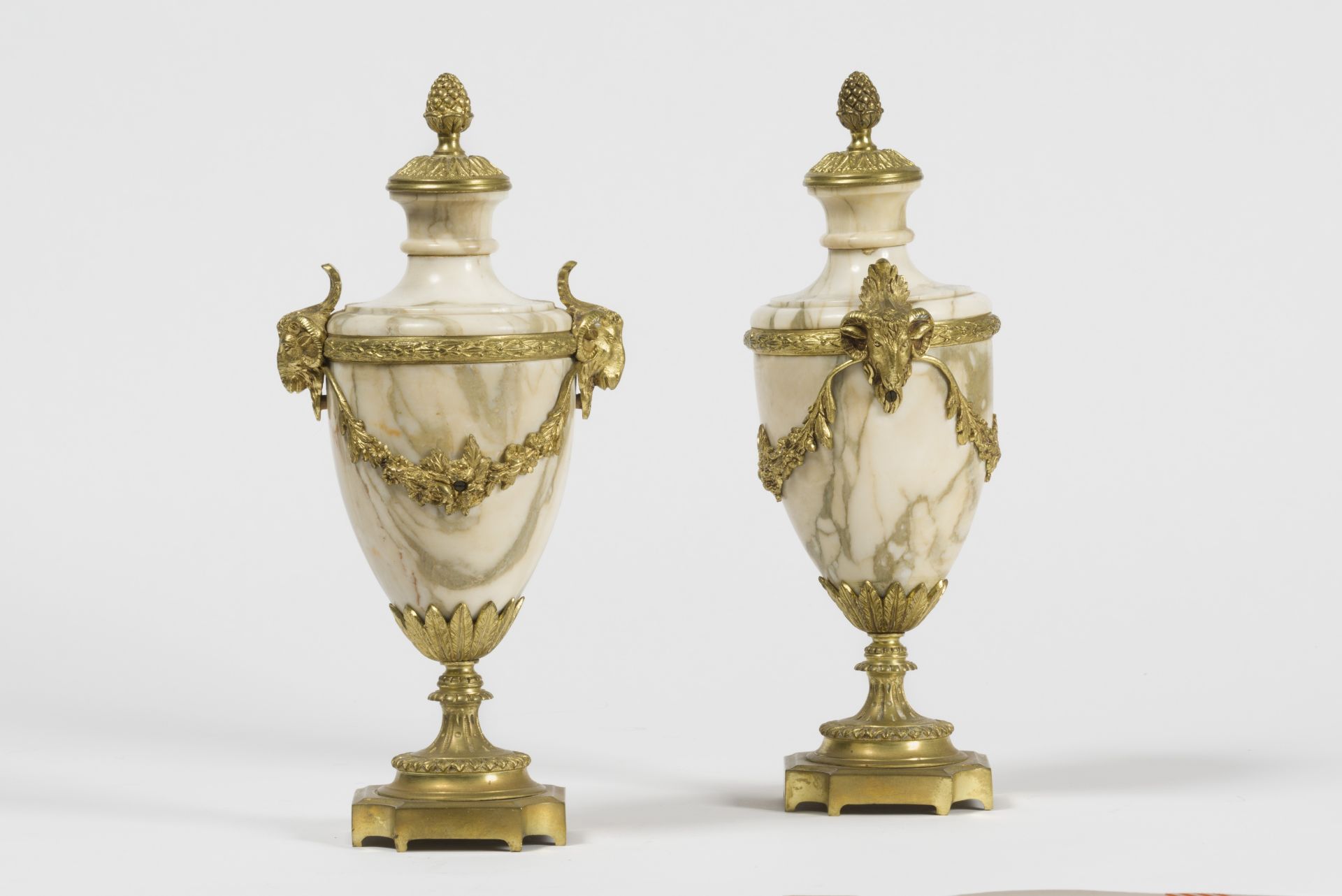 Paire de cassolettes en marbre et bronze dor&#233;. Style Louis XVI, 19e si&#232;cle