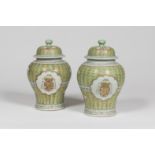 CHINE. Paire de jarres chinoises en porcelaine, moderne