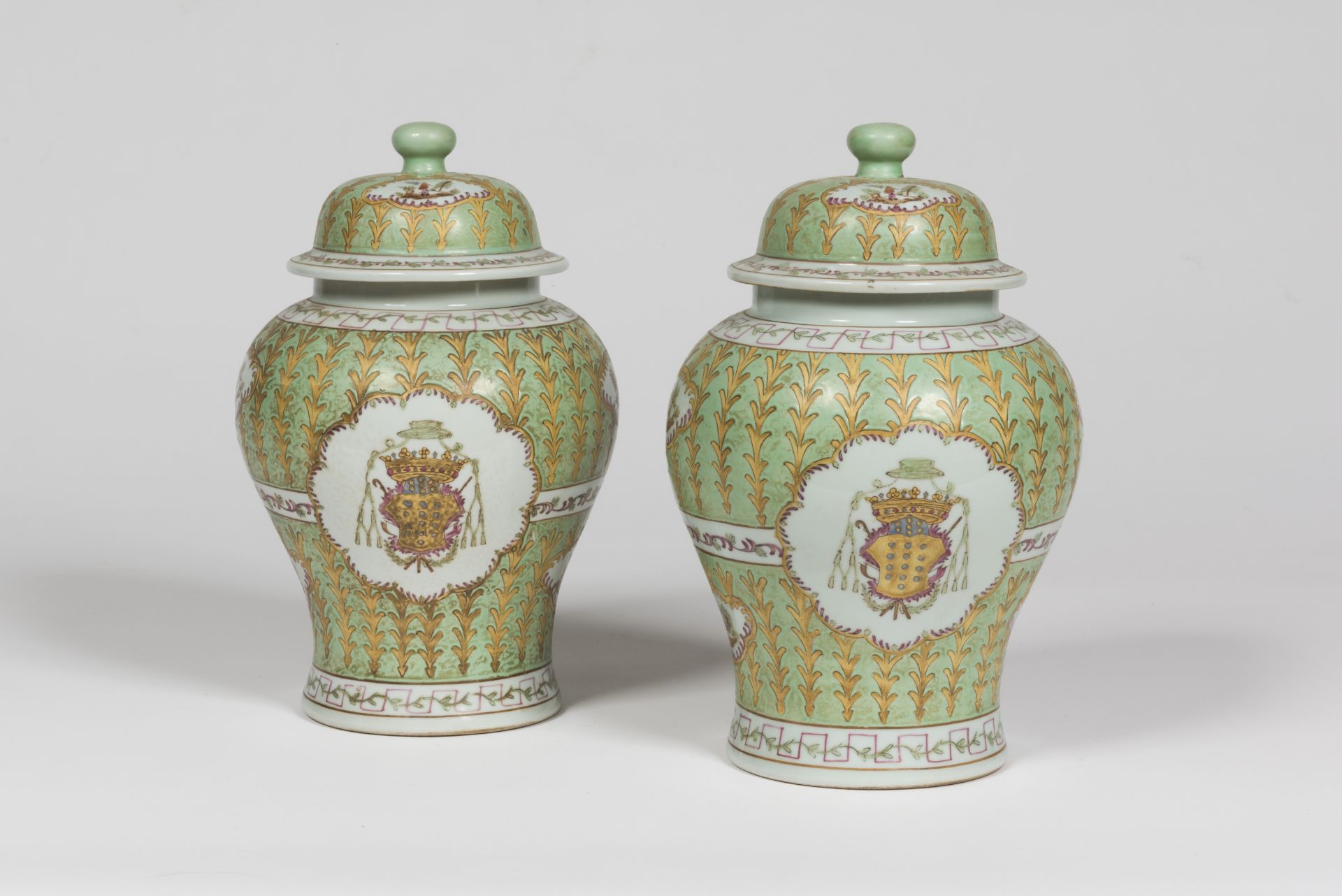 CHINE. Paire de jarres chinoises en porcelaine, moderne