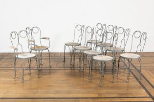 Suite de huit chaises et de deux fauteuils en zinc et assise en bois