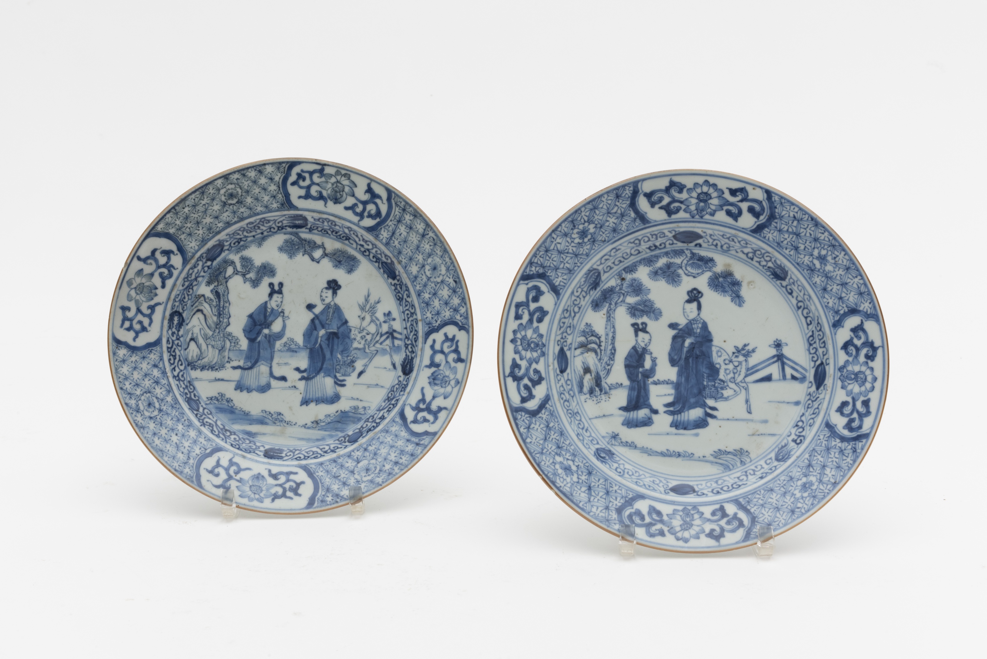 CHINE. Paire d'assiettes en porcelaine bleue et blanche peintes, vers 1740