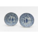 CHINE. Paire d'assiettes en porcelaine bleue et blanche peintes, vers 1740