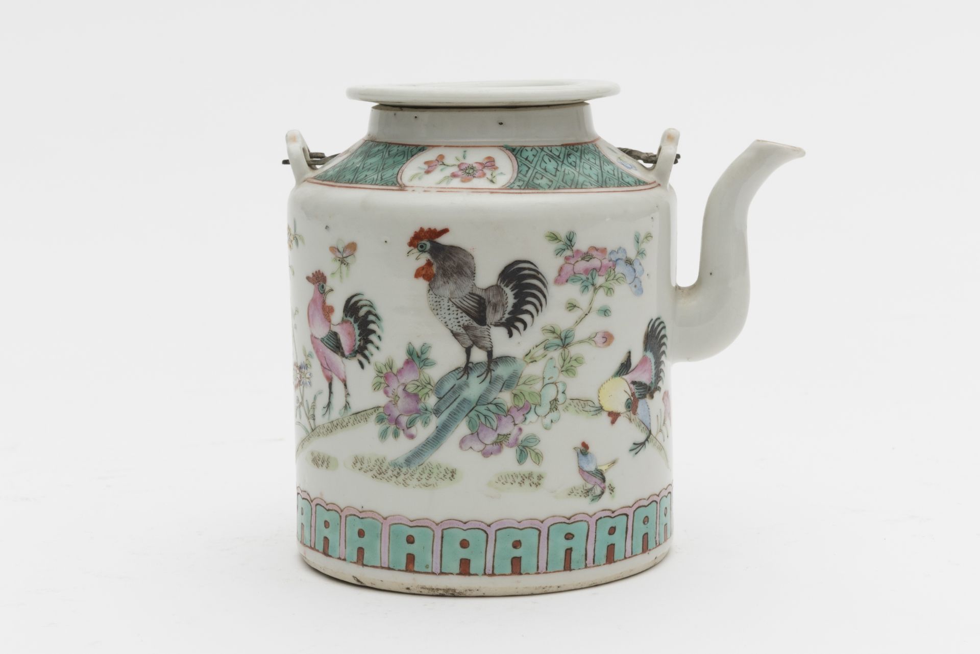 CHINE. Th&#233;i&#232;re cylindrique en porcelaine de la famille rose et couvercle plat, milieu ...