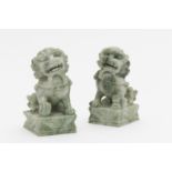 CHINE. Paire de lions assis en pierre dure verte p&#226;le sur des socles rectangulaires, 20e si...