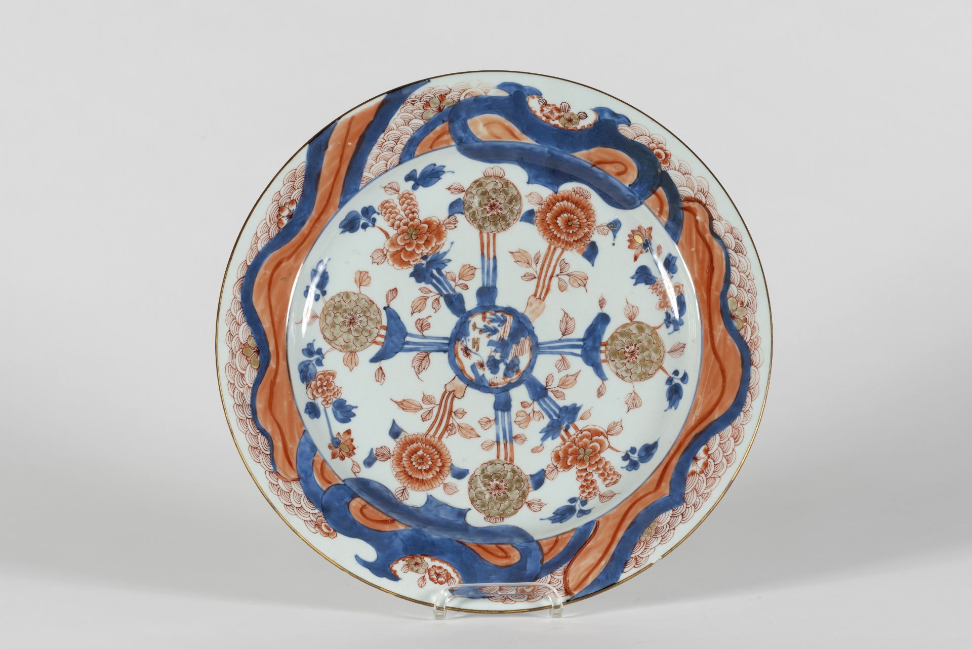 CHINE. Grand plat en porcelaine, &#233;poque Kangxi (1662-1722)